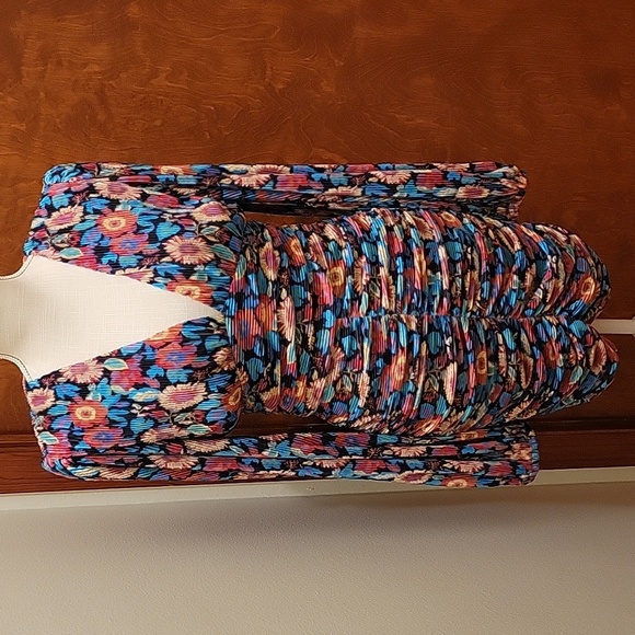 Vici Dresses & Skirts - VICI Beautiful Confessions Floral Plisse Ruched Mini Dress in size S